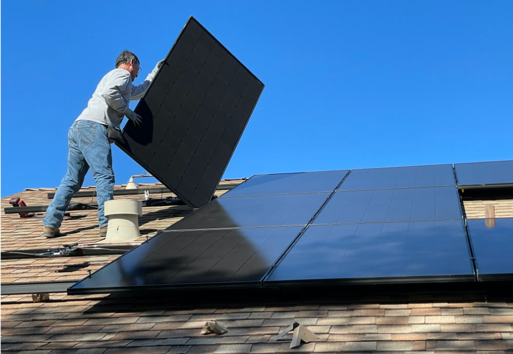 montaz fotovoltaickych panelu na strechu rodinneho domu