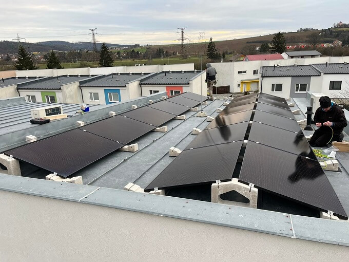Instalace fotovoltaiky na rovnou střechu